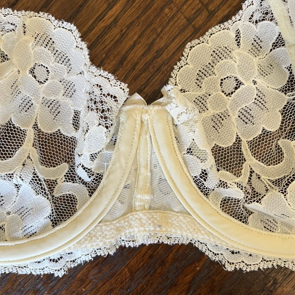 Vintage Victoria's Secret Lingerie Lace Bras - Picture 11 of 13